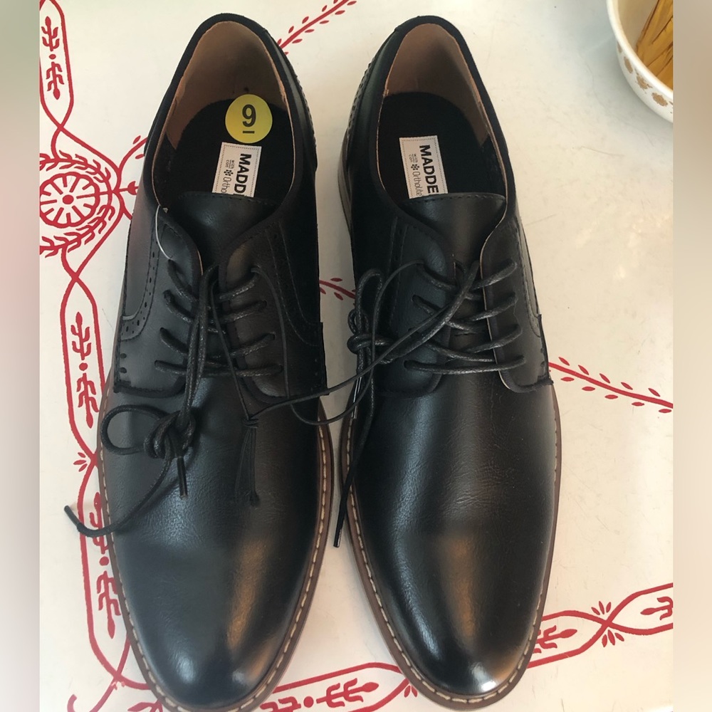 Madden size 9 Oxford/dress shoes.